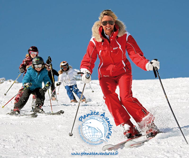 Apprendre le ski avec un monitrice de classe de neige